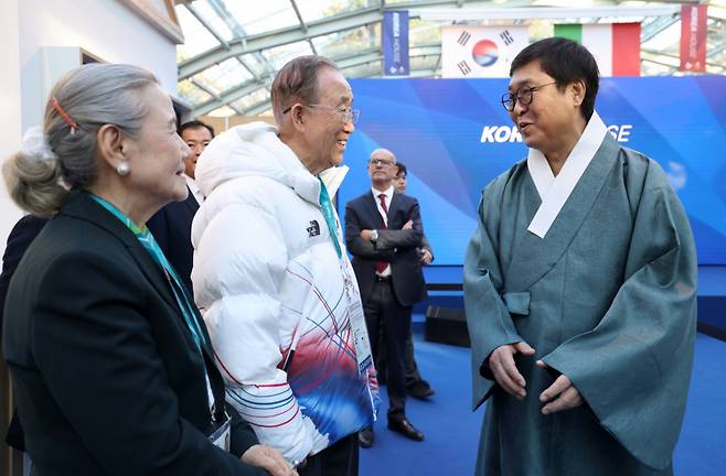 최휘영 문화체육관광부 장관(오른쪽)이 2026 밀라노-코르티나담페초 동계올림픽 개막을 하루 앞둔 5일(현지시간) 이탈리아 밀라노 빌라 네키 캄필리오(Villa Necchi Campiglio)에서 열린 코리아하우스 개관식에서 반기문 전 UN 사무총장과 인사를 나누고 있다. / 사진제공 = 문화체육관광부