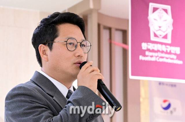 2026년 2월 8일 오후 경상남도 통영시 더그랜드통영관광호텔 에버홀에서 '약속의 땅 통영, 제62회 춘계대학축구연맹전' 미디어데이가 열렸다.박한동 한국대학축구연맹 회장이 인사하고 있다.한국대학축구연맹과 통영시가 주최하고 통영시축구협회가 주관하는 '약속의 땅 통영, 제62회 춘계대학축구연맹전'은 전국 대학 축구단 80개 팀이 참가한다. 조 추첨을 통해 '한산대첩기'와 '통영기' 2개 리그로 나눠 오는 9일부터 22일까지 통영산양스포츠파크에서 조별 예선과 결선 토너먼트를 진행한 뒤 결승전은 통영공설운동장에서 열린다./통영=유진형 기자