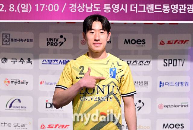 2026년 2월 8일 오후 경상남도 통영시 더그랜드통영관광호텔 에버홀에서 '약속의 땅 통영, 제62회 춘계대학축구연맹전' 미디어데이가 열렸다.전주대 지원혁이 인사하고 있다.한국대학축구연맹과 통영시가 주최하고 통영시축구협회가 주관하는 '약속의 땅 통영, 제62회 춘계대학축구연맹전'은 전국 대학 축구단 80개 팀이 참가한다. 조 추첨을 통해 '한산대첩기'와 '통영기' 2개 리그로 나눠 오는 9일부터 22일까지 통영산양스포츠파크에서 조별 예선과 결선 토너먼트를 진행한 뒤 결승전은 통영공설운동장에서 열린다./통영=유진형 기자