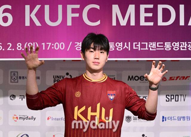 2026년 2월 8일 오후 경상남도 통영시 더그랜드통영관광호텔 에버홀에서 '약속의 땅 통영, 제62회 춘계대학축구연맹전' 미디어데이가 열렸다.경희대 장하윤이 인사하고 있다.한국대학축구연맹과 통영시가 주최하고 통영시축구협회가 주관하는 '약속의 땅 통영, 제62회 춘계대학축구연맹전'은 전국 대학 축구단 80개 팀이 참가한다. 조 추첨을 통해 '한산대첩기'와 '통영기' 2개 리그로 나눠 오는 9일부터 22일까지 통영산양스포츠파크에서 조별 예선과 결선 토너먼트를 진행한 뒤 결승전은 통영공설운동장에서 열린다./통영=유진형 기자