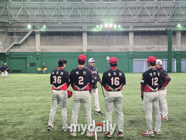 이범호 감독과 내야수들/아마미오시마(일본)=김진성 기자 kkomag@mydaily.co.kr