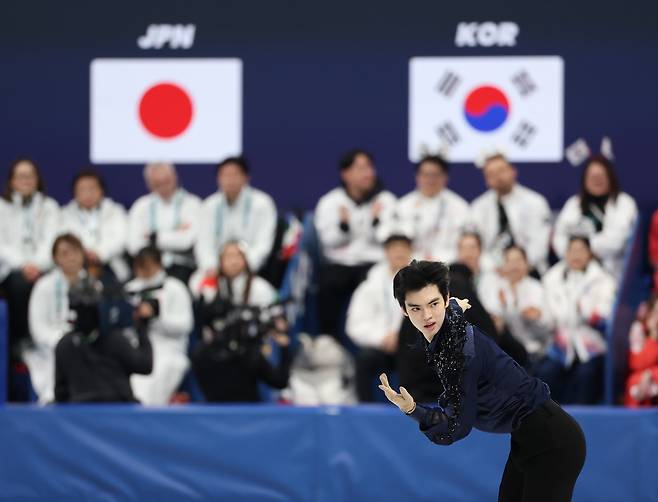 8일 이탈리아 밀라노 아이스스케이팅 아레나에서 열린 2026 밀라노-코르티나담페초 동계올림픽 피겨스케이팅 팀 이벤트 남자 싱글 쇼트 프로그램 출전한 차준환이 연기를 펼치고 있다. [연합]