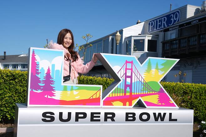 미국 샌프란시스코 부두형 관광지 피어서티나인에서 슈퍼볼 15 문자 구조물 옆에서 포즈를 취한 한 여성. [이미진이미지]