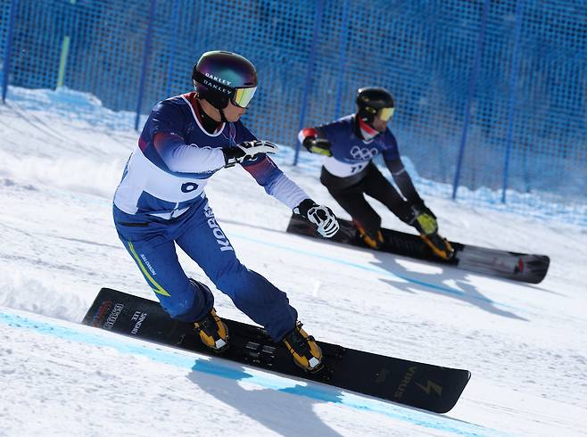 8일(현지 시각) 이탈리아 리비뇨 스노파크에서 열린 2026 밀라노-코르티나담페초 동계올림픽 스노보드 남자 평행 대회전 16강에 출전한 이상호가 경기를 펼치고 있다. [연합]
