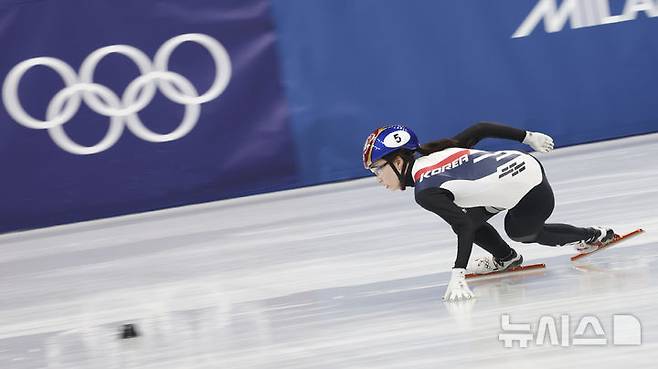 [밀라노=뉴시스] 김근수 기자 = 쇼트트랙 최민정이 3일(현지 시간) 이탈리아 밀라노 아이스스케이팅 아레나에서 남자 선수들과 훈련을 하고 있다. 2026.02.03. ks@newsis.com