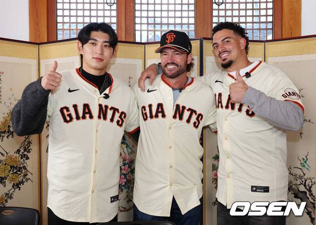 [OSEN=이대선 기자] 6일 서울 종로구 클래식고택 디토에서 미국 프로야구 메이저리그 베이스볼(MLB) 샌프란시스코 자이언츠 한국 방문 미디어데이가 열렸다. 이날 한국 문화 체험 행사에 샌프란시스코 자이언츠 이정후, 토니 비텔로 감독, 윌리 아다메스가 참석했다.이정후, 토니 비텔로 감독, 윌리 아다메스가 포토타임을 가지고 있다. 2026.01.06 /sunday@osen.co.kr