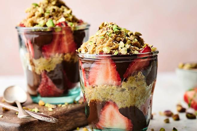 SNS를 통해 급속히 확산되는 유행 디저트. 전문가들은 “맛보다 화제성이 소비를 좌우하는 구조에서 유행의 반감기가 급격히 짧아지고 있다”고 분석한다. splash 제공