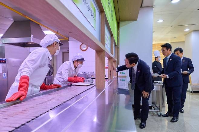 이재명 대통령이 19일 정부서울청사 별관에서 통일부·외교부 업무보고를 마친 뒤 식사를 위해 방문한 구내식당에서 직원들과 인사하고 있다. 2025. 12. 19. 연합뉴스