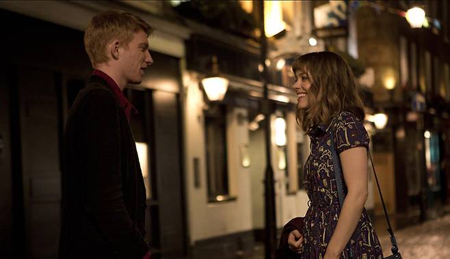 밤 골목에서 마주 선 팀과 메리. 사랑은 미래를 앞당기는 사건이 아니라 같은 속도로 걷기 시작하는 순간이다. IMDB&nbsp;