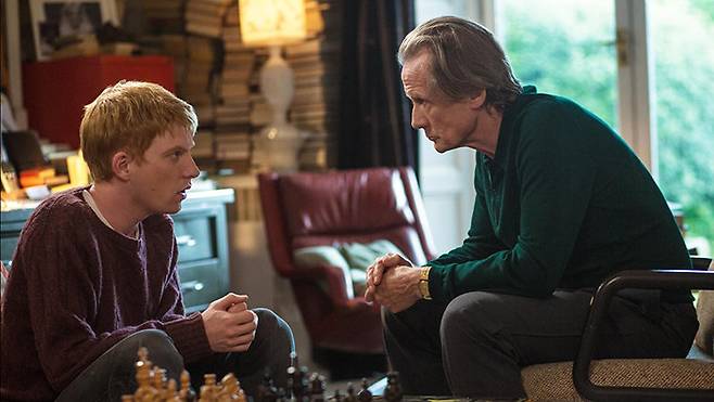 시간을 되돌릴 수 있는 능력보다 중요한 것은 어떤 하루를 남길 것인가에 대한 태도라는 사실을 팀에게 조용히 전하는 아버지. IMDB&nbsp;