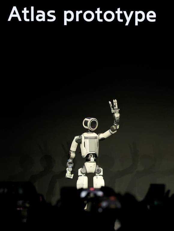 세계 최대 가전·정보기술(IT) 전시회 'CES 2026' 개막을 하루 앞둔 1월5일(현지시간) 미국 네바다주 라스베이거스 만달레이베이에서 열린 현대차그룹 프레스 콘퍼런스에서 차세대 전동식 아틀라스 시제품이 손인사를 하고 있다. ⓒ연합뉴스