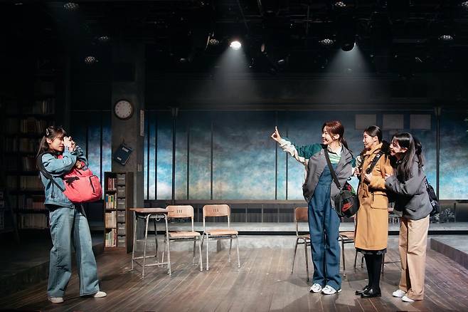 문학 선생님의 행방을 찾아 무작정 바다로 떠난 여고생들