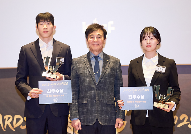 연세대 김승우, 한국체대 임시현이 한국대학스포츠협의회(KUSF) 조명우 회장과 기념 사진을 찍고 있다. 한국대학스포츠협의회