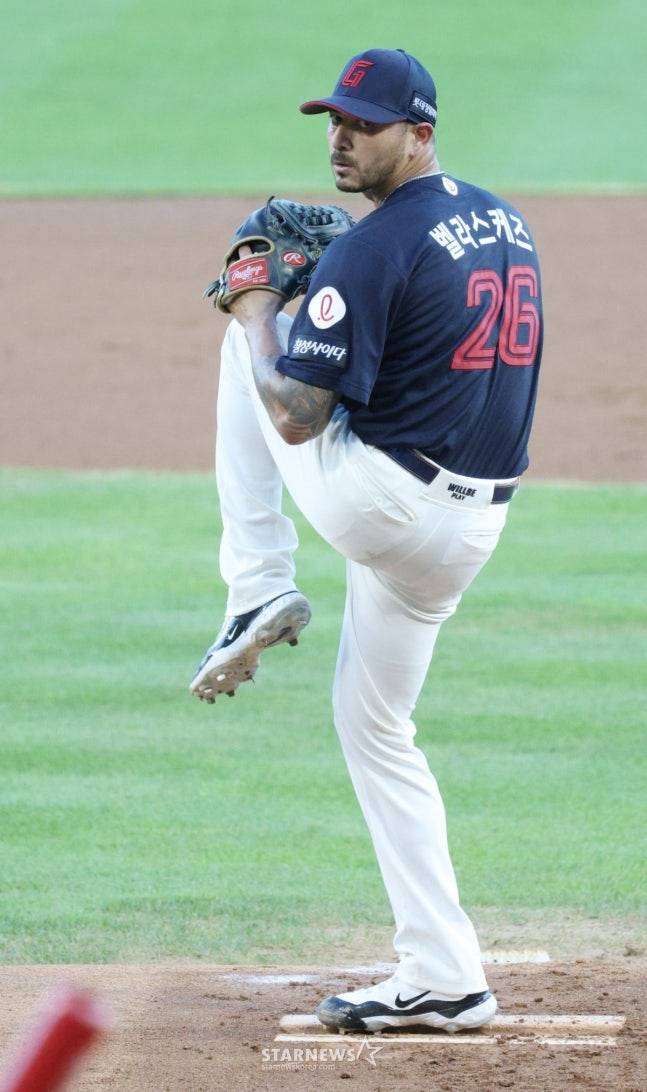 지난해 8월 잠실에서 투구했던 벨라스케즈. /사진=김진경 대기자