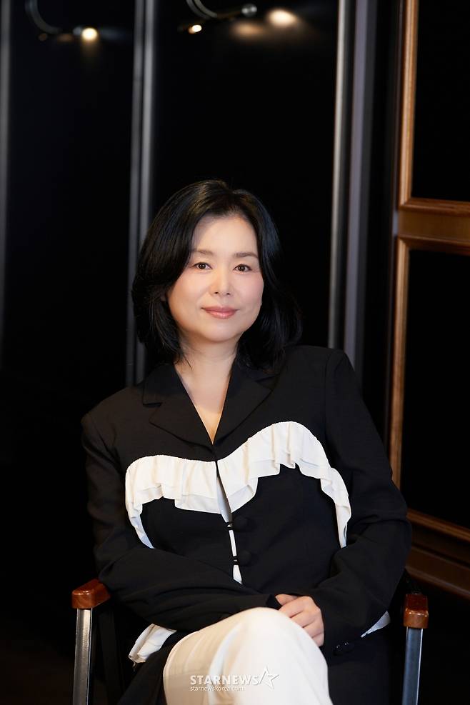 영화 '넘버원'의 배우 장혜진이 3일 진행된 인터뷰를 위해 포즈를 취하고 있다. /사진제공=바이포엠스튜디오/2026.02.03 /사진=김휘선 hwijpg@