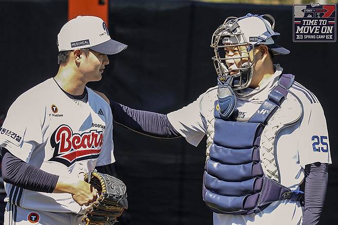 두산 베어스 신인 투수 서준오(왼쪽)와 양의지. /사진=두산 베어스 제공