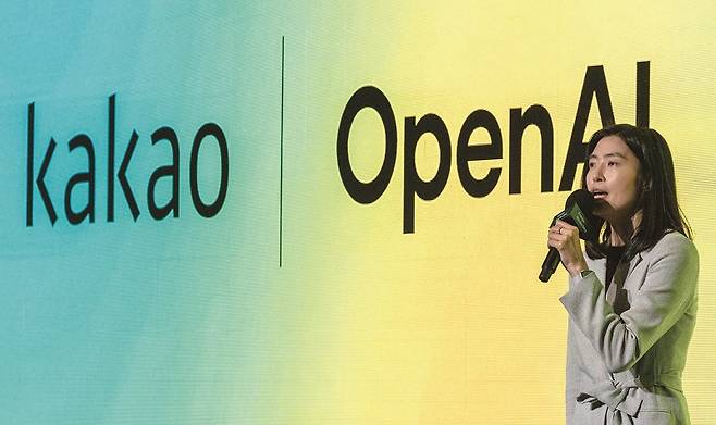 생성형 AI에 밀려 카카오톡의 검색 서비스 이용률이 급감했다.[사진 | 뉴시스]