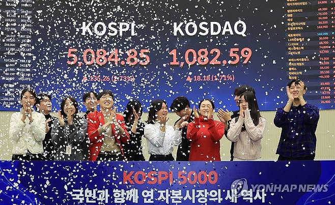 종가기준, 코스피 5,000 코스닥 1,000 동반 돌파 (서울=연합뉴스) 최재구 기자 = 코스피가 종가 기준 5,000포인트, 코스닥이 1,000포인트를 돌파한 27일 서울 여의도 KRX한국거래소에서 직원들이 축하 세리머니를 하고 있다. 2026.1.27 jjaeck9@yna.co.kr