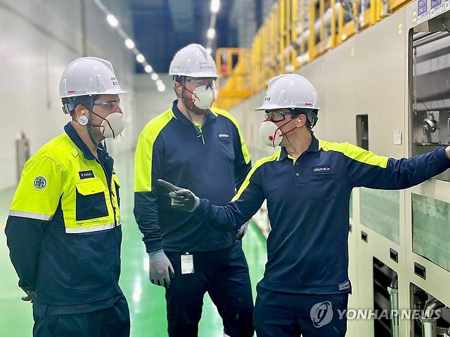 포스코퓨처엠, 캐나다 합작법인 핵심인력 한국서 직무 교육 실시 (서울=연합뉴스) 포스코퓨처엠이 지난 6월 10일부터 한 달간 캐나다 현지 합작법인인 '얼티엄캠'의 핵심 인력 21명을 대상으로 포항 인재창조원, 양극재 공장 등에서 직무 교육을 실시했다고 4일 밝혔다. 사진은 얼티엄캠 직원이 중간 소재인 전구체와 리튬을 결합하는 소성 공정에 대해 설명 하고 있다. 2024.7.4 [포스코퓨처엠 제공. 재판매 및 DB 금지] photo@yna.co.kr