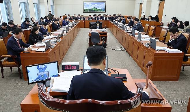 국회 기후노동위 법안 처리 (서울=연합뉴스) 이동해 기자 = 지난 6일 국회에서 열린 기후에너지환경노동위원회 전체회의에서 안호영 위원장을 비롯한 여야 의원들이 이날 상정된 법안을 처리하고 있다. 2026.2.6 eastsea@yna.co.kr