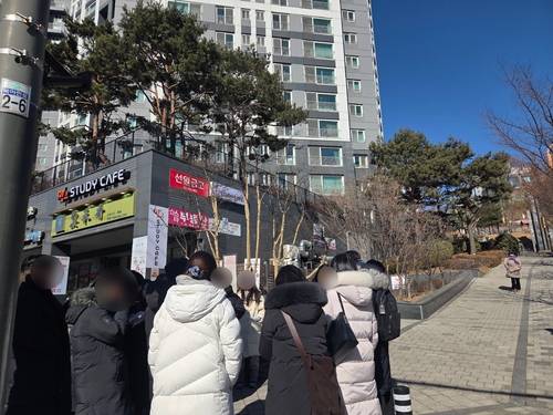 부동산스터디 '아파트한걸음' 임장 현장 7일 오전 서울 서대문구 일대를 둘러보고 있는 '임장 모임' [촬영 정지수]