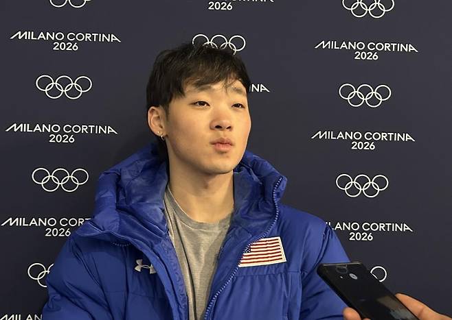 인터뷰하는 미국 쇼트트랙 국가대표 앤드루 허 (밀라노=연합뉴스) 이영호 기자 = 미국 쇼트트랙 국가대표인 한국계 앤드루 허가 8일(한국시간) 이탈리아 밀라노 아이스스케이팅 아레나 연습 링크에서 열린 공식 훈련을 마치고 연합뉴스와 인터뷰하고 있다. 2026.2.8. horn90@yna.co.kr