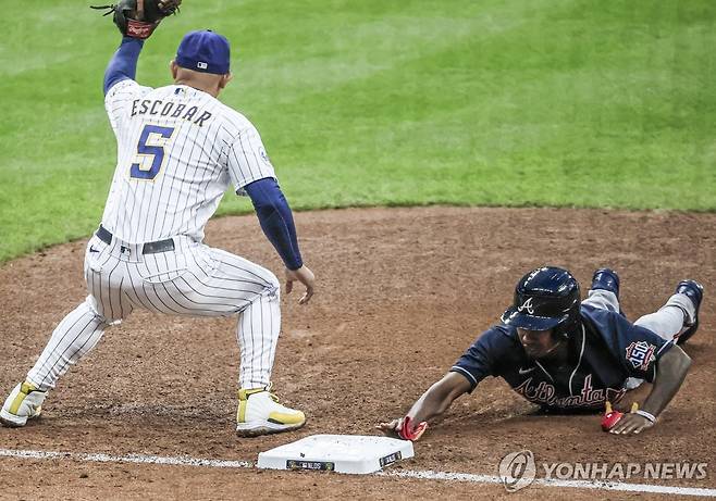 2021년 애틀랜타 소속으로 디비전시리즈에서 도루에 성공하는 테런스 고어(오른쪽) [AP=연합뉴스]