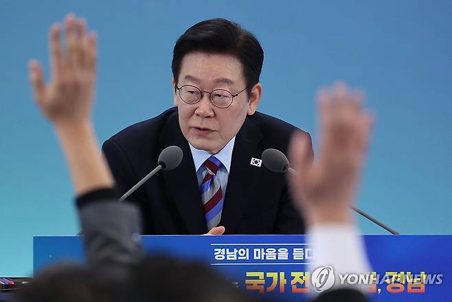 발언권 요청 받는 이재명 대통령 (창원=연합뉴스) 한상균 기자 = 이재명 대통령이 6일 창원 성산구 창원컨벤션센터에서 열린 '경남의 마음을 듣다' 타운홀미팅 간담회에서 참석자들의 발언권 요청을 받고 있다. 2026.2.6 xyz@yna.co.kr