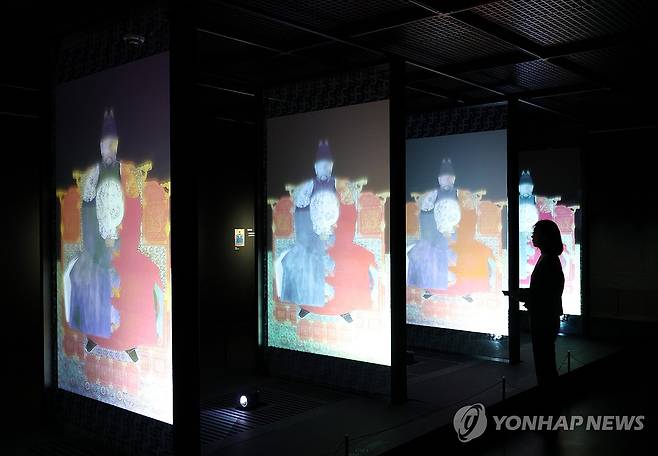 디지털 작업으로 복원된 태조 어진 (서울=연합뉴스) 이지은 기자 = 2일 서울 종로구 국립고궁박물관에서 열린 개관 20주년 특별전 '리:본,RE:BORN) 시간을 잇는 보존과학'에 태조 어진 디지털 복원본이 전시돼 있다. 2025.12.2 jieunlee@yna.co.kr