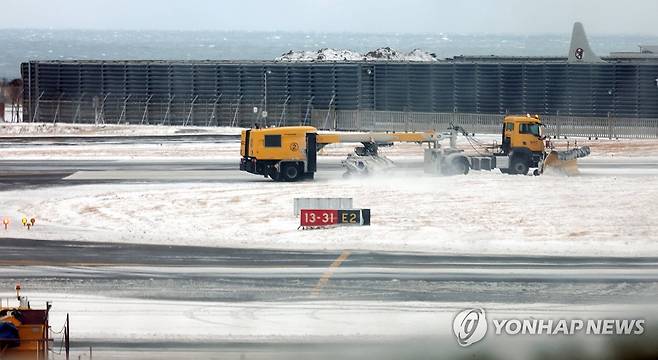 분주한 제주공항 제설작업 (제주=연합뉴스) 고성식 기자 = 8일 오전 제주국제공항이 폭설로 운영이 중단된 가운데 제주공항 활주로 등 항공기 이동로에서 특수 제설 차량이 제설작업을 하고 있다. 2026.2.8 koss@yna.co.kr