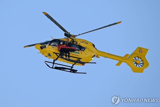 헬기로 이송되는 린지 본 [AFP=연합뉴스]