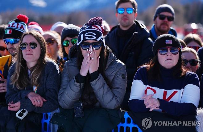 린지 본의 부상 장면을 지켜보는 관중들 [로이터=연합뉴스]