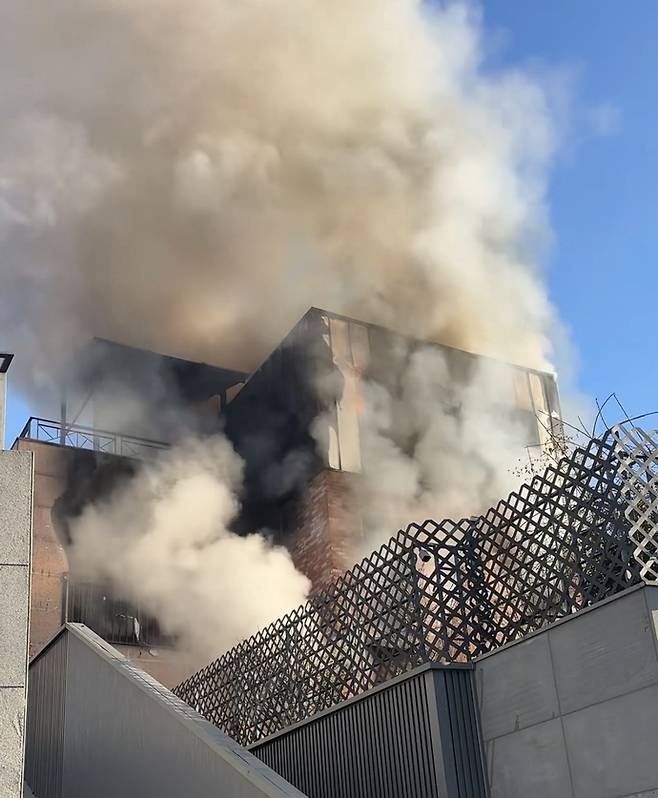 9일 오전 용인시 기흥구의 한 주택 건물에서 불이 나 연기가 치솟고 있다. 사진=경기도소방재난본부