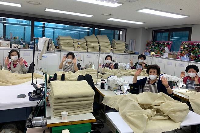 재봉틀 사업단에서 일하는 할머니들이 기념사진을 촬영하고 있다. 사진=고양시청