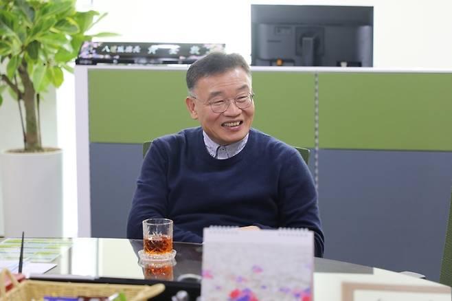 황규돈 수원시 팔달구청장이 9일 구청장실에서 중부일보와 인터뷰를 하고 있다. 사진=수원시 팔달구