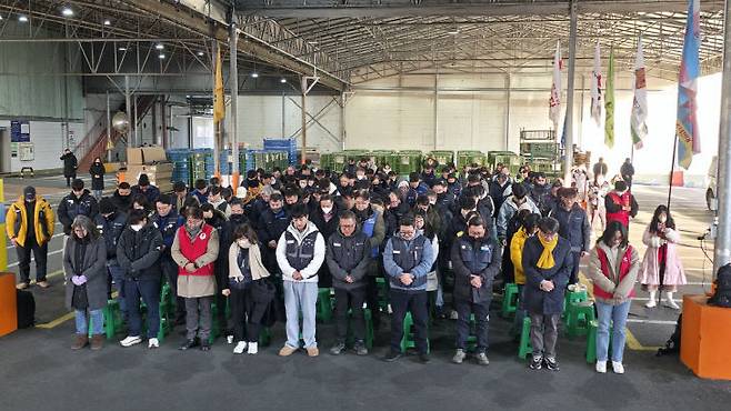 이날 투쟁 승리보고 대회에 함께한 참가자들이 대회 시작에 앞서 민중의례 의식을 갖고 있다. 사진=이희택 기자.