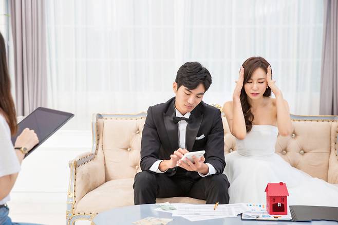 전국적으로 '결혼은 필수'라는 인식이 약화되고 있는 가운데, 결혼 준비 과정의 부담을 줄일 수 있는 '스몰 웨딩'을 선호하는 경향이 확산하고 있는 것으로 나타났다. /게티이미지뱅크