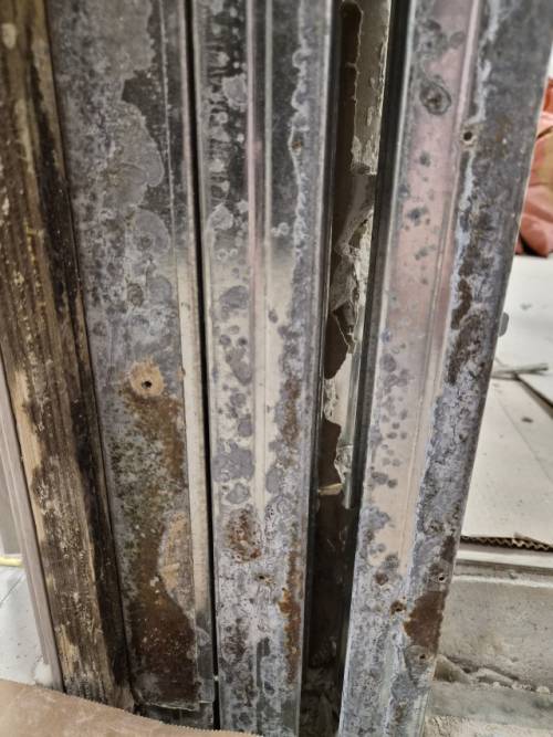 ◇K건설이 양양읍에 건설한 모 아파트 내부. 권 모씨가 계약한 아파트로 철재구조물에 녹이 스는 등 하자가 발생했다.