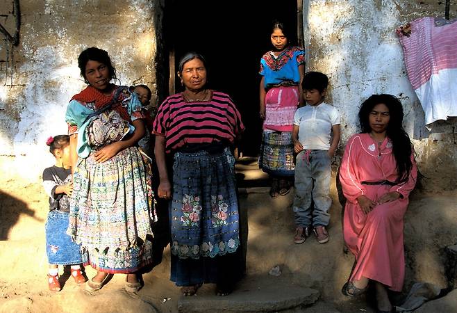 밀림 속에 살면서 아직도 옛 관습을 이어가고 있는 마야의 후예들.