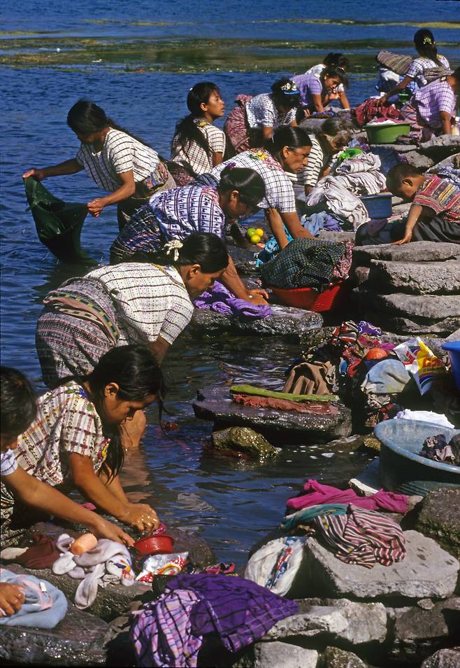 과테말라 파나하첼의 빨래터에서 빨래를 하고 있는 원주민들