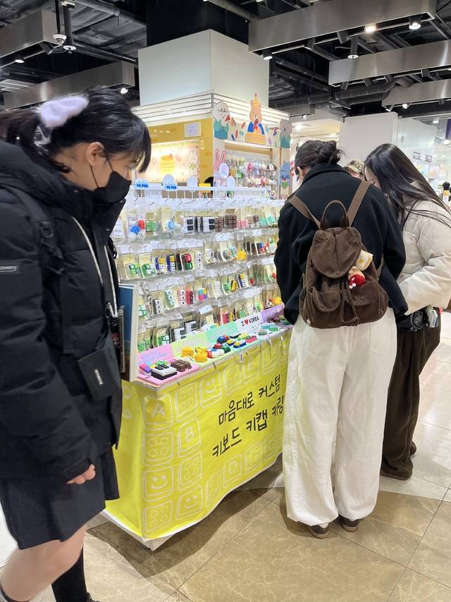 더현대대구의 한 팝업존 앞에 방문객들이 다양한 조합의 클리커를 살펴보고 있다. 김도경 수습기자