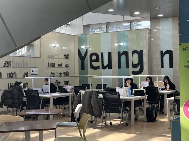 지난 6일 영남대학교 학생들이 중앙도서관에서 공부를 하고 있다. 김도경 기자