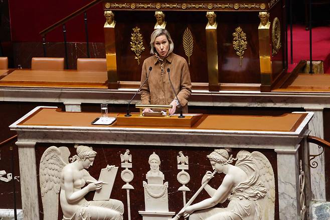 프랑스 하원에서 지난달 26일 로르 밀레 의원이 15세 미만 사회관계망서비스(SNS) 사용 금지 입법에 관한 토론 중 발언하고 있다. (파리/AFP연합뉴스)