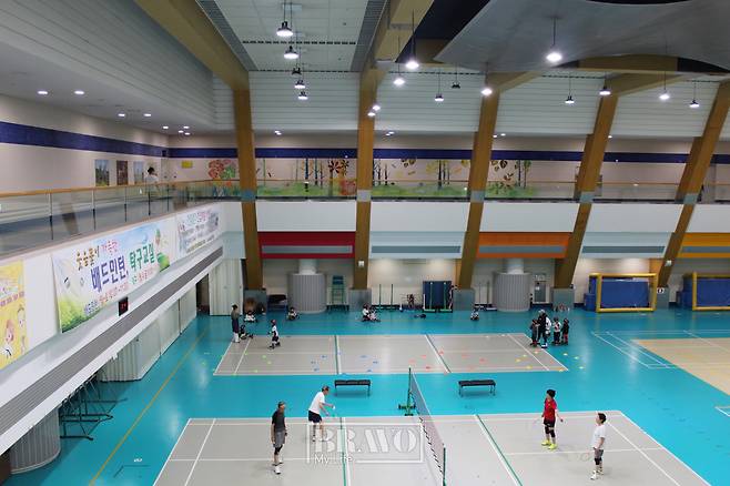 취재 당일 오전 입주민과 인근 지역 주민이 함께 배드민턴 경기를 하고 있는 모습.(박지수 기자 jsp@)