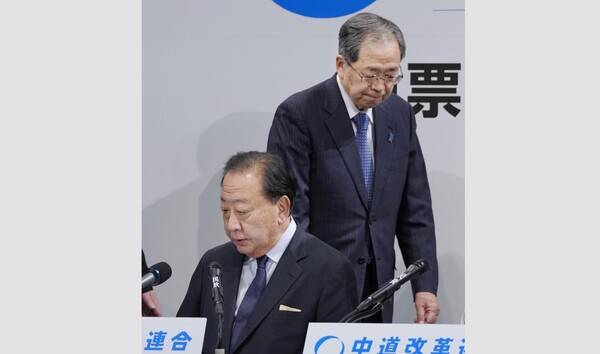 야당 참패로 끝난 중의원선거 결과에 대해 설명하는 기자회견장에 중도개혁연합의 노다 요시히코(왼쪽), 사이토 쓰네요 공동대표가 침통한 표정으로 입장하고 있다.&nbsp; 아사히신문 2월 9일