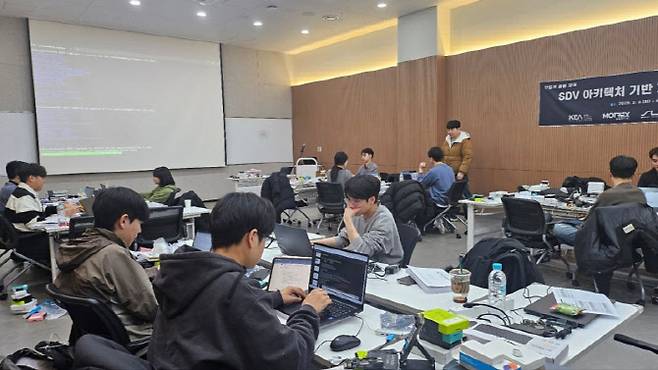 모트렉스가 판교 사옥에서 진행한 SDV 아키텍처 기반 자율주행 통합 시스템 구현 실습 교육 과정 현장. (사진=모트렉스)