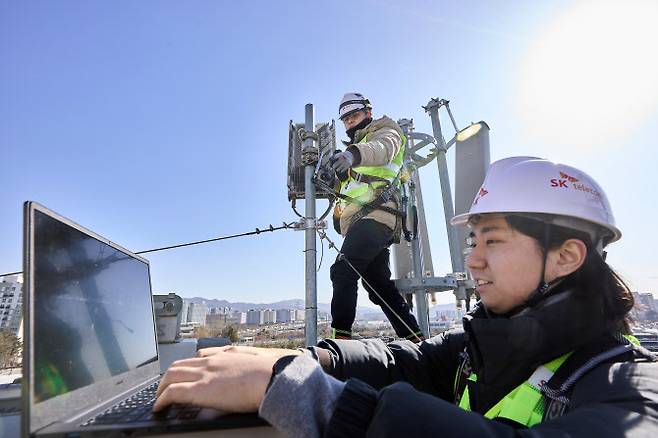 SKT, SK오앤에스 직원들이 수서역 인근에서 네트워크 현황을 점검하는 모습