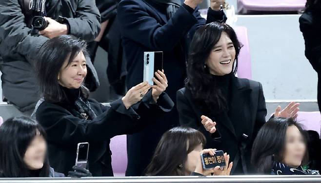 홍라영 전 삼성미술관 리움 총괄본부장(왼쪽)과 이부진 신라호텔 사징이 9일 서울 강남구 휘문고등학교에서 열린 임 군의 졸업식에 참석해 즐거운 시간을 보내고 있다 (사진=뉴스1)