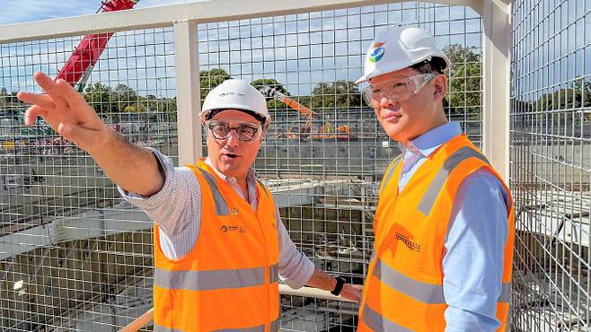 허윤홍 GS건설 대표(오른쪽)가 호주 SRL현장을 현지 관계자들과 함께 둘러보며 공사진행현황을 직접 점검하고 있다. (사진=GS건설)