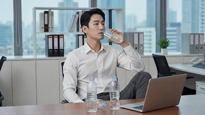 쉽게 피곤해지거나 소변량 증가 및 갈증 심화로 물을 자주 마시게 되면 검사를 받아 봐야 한다｜출처: Gemini 생성